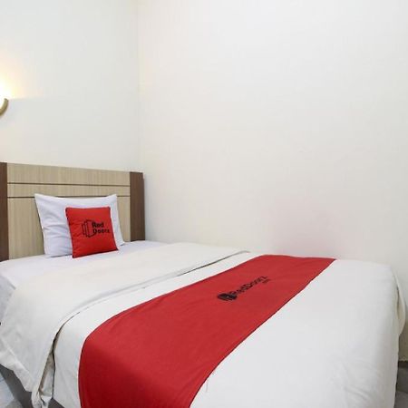 เรดดอร์ซ พลัส เนียร์ สเตเดียน แมนดาลา กรีดา Hotel ยอกยาการ์ตา ภายนอก รูปภาพ
