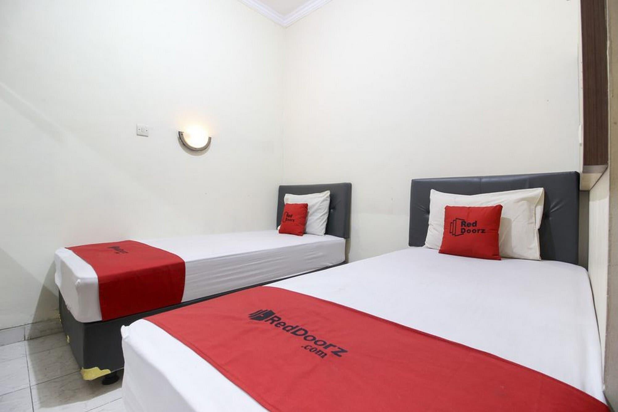 เรดดอร์ซ พลัส เนียร์ สเตเดียน แมนดาลา กรีดา Hotel ยอกยาการ์ตา ภายนอก รูปภาพ