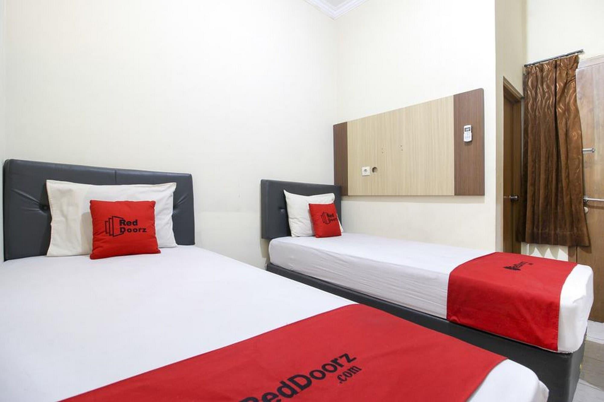 เรดดอร์ซ พลัส เนียร์ สเตเดียน แมนดาลา กรีดา Hotel ยอกยาการ์ตา ภายนอก รูปภาพ
