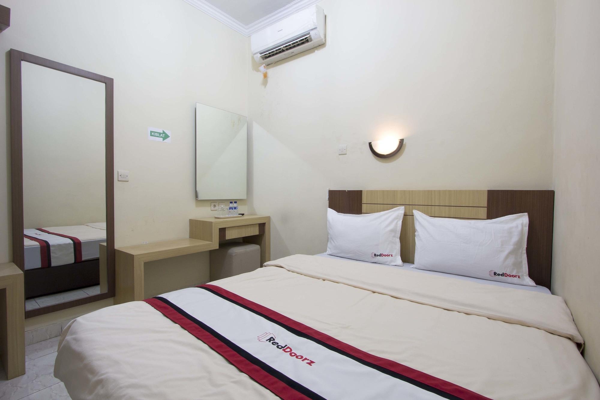 เรดดอร์ซ พลัส เนียร์ สเตเดียน แมนดาลา กรีดา Hotel ยอกยาการ์ตา ภายนอก รูปภาพ