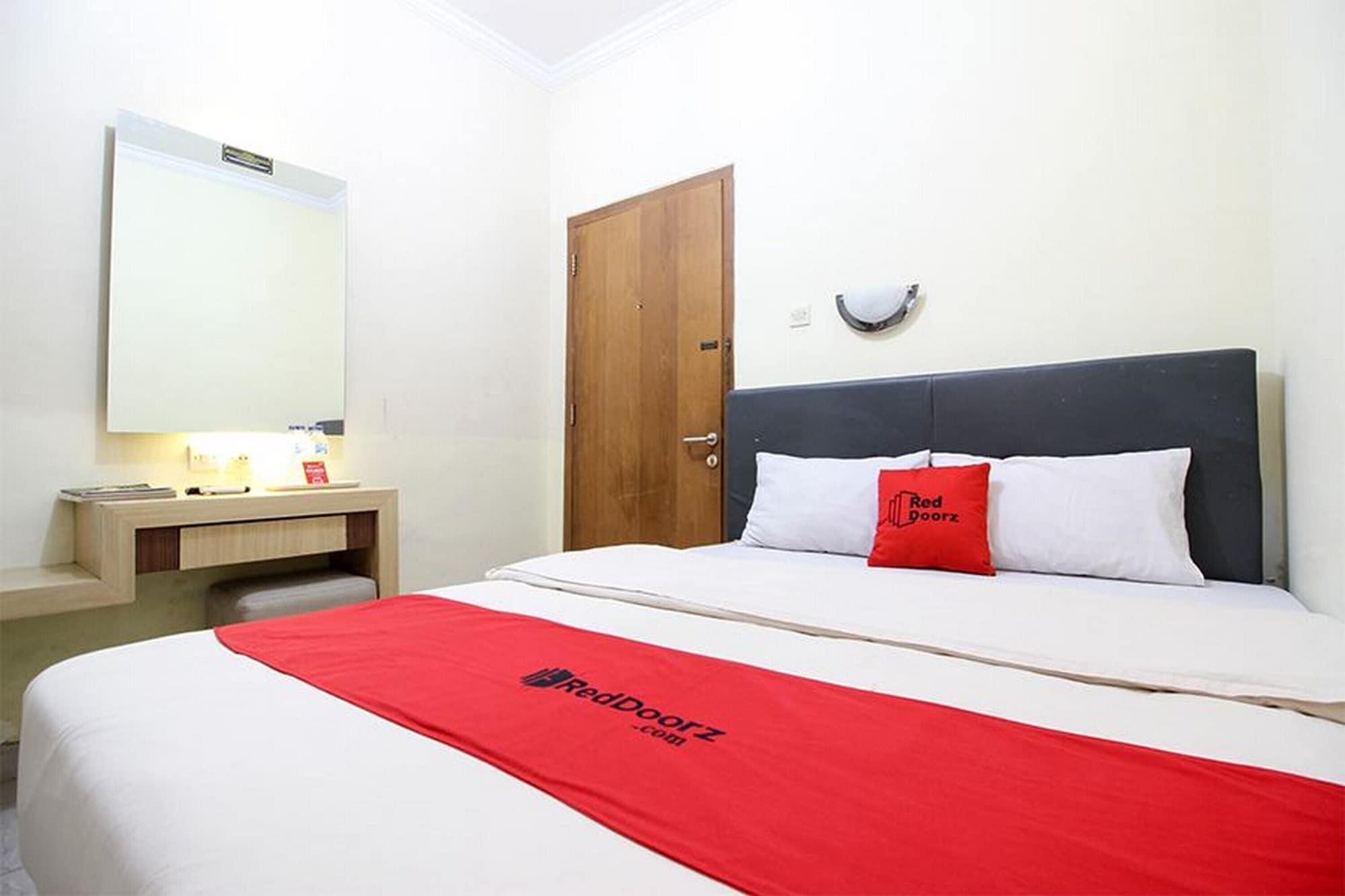 เรดดอร์ซ พลัส เนียร์ สเตเดียน แมนดาลา กรีดา Hotel ยอกยาการ์ตา ภายนอก รูปภาพ